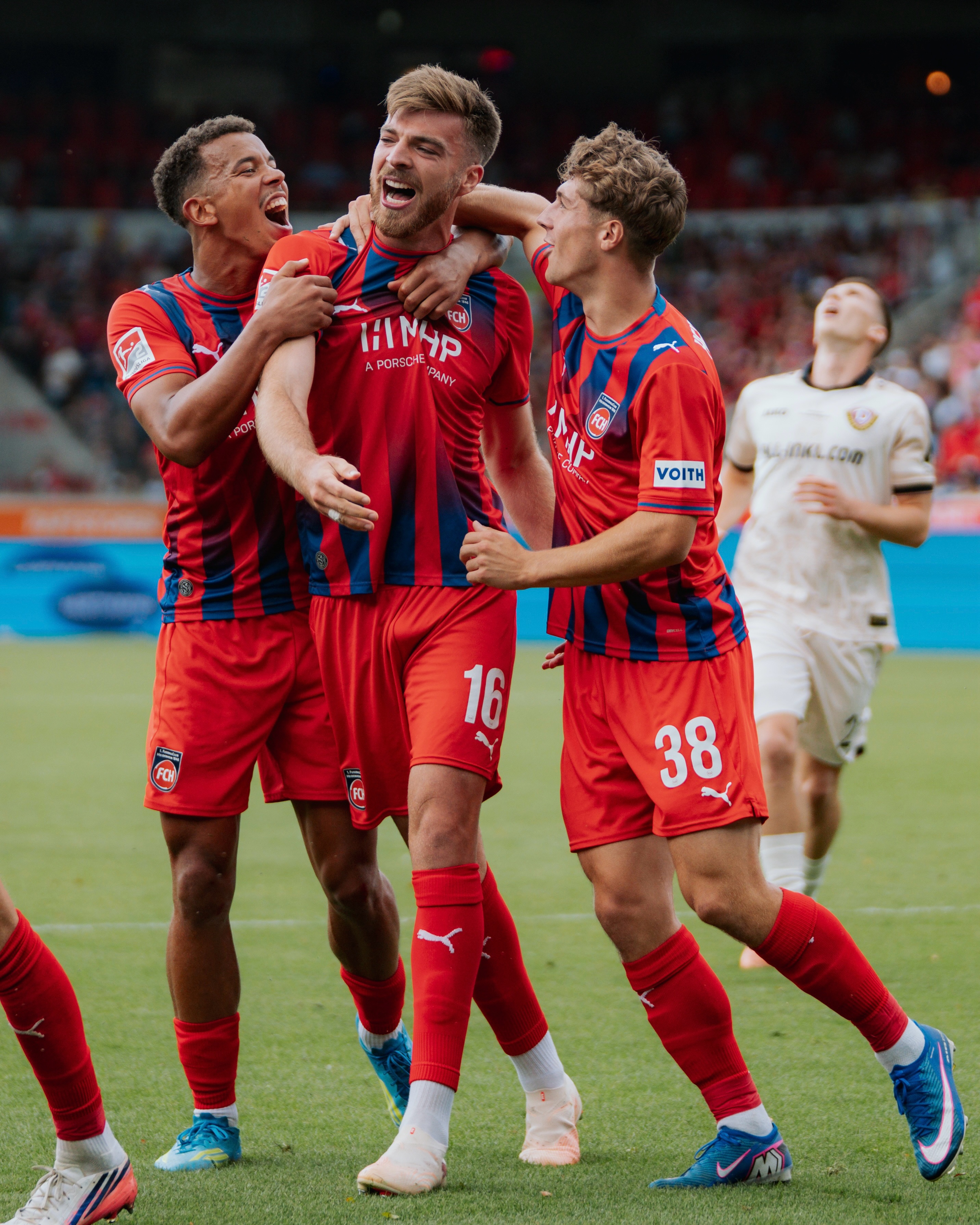 Wir bekommen einfach nicht genug von diesen Emotionen! 😍❤️‍🔥
🔴🔵 #FCHSGD